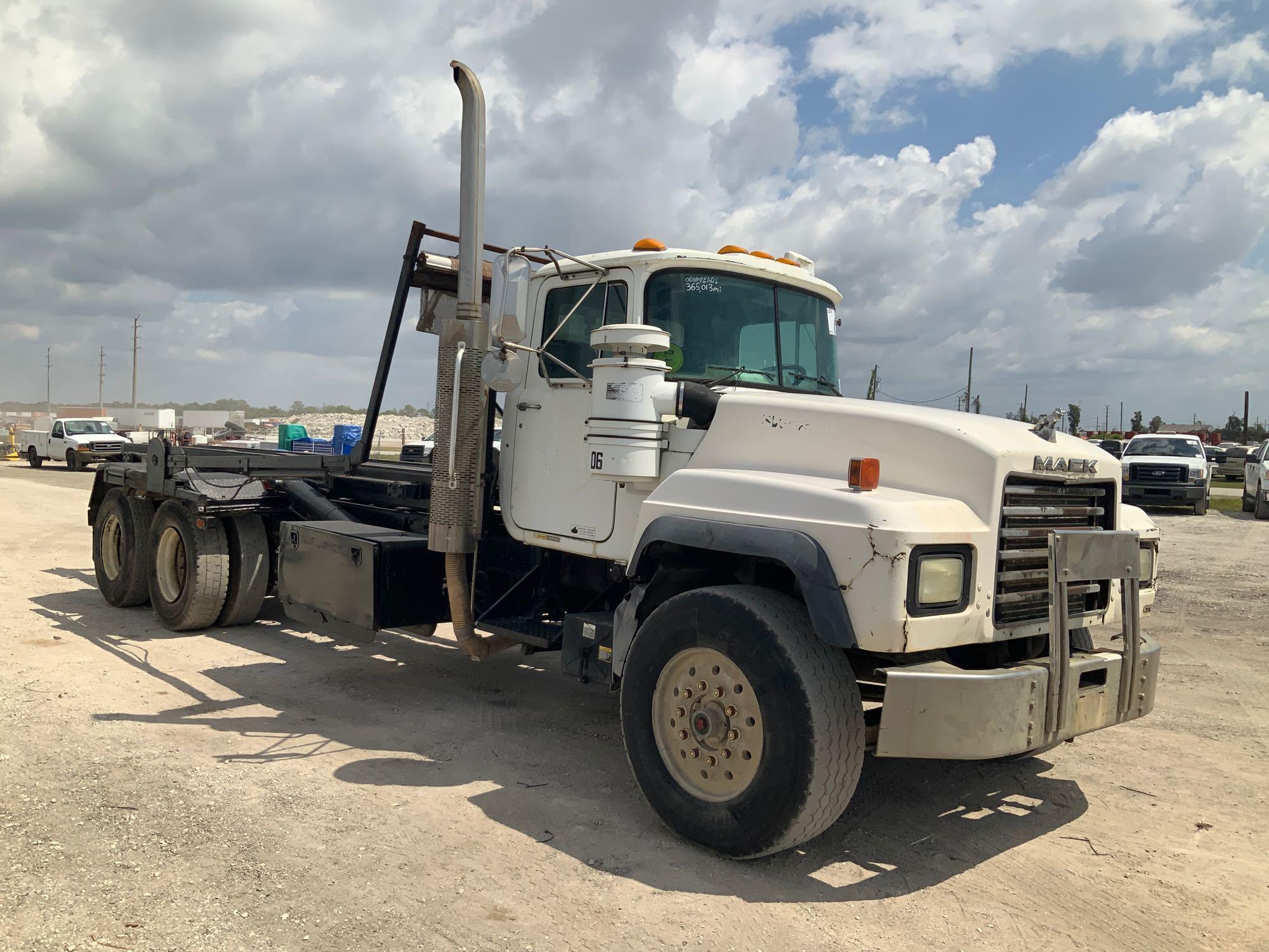 2002 Mack RD688S T/A Rolloff Truck