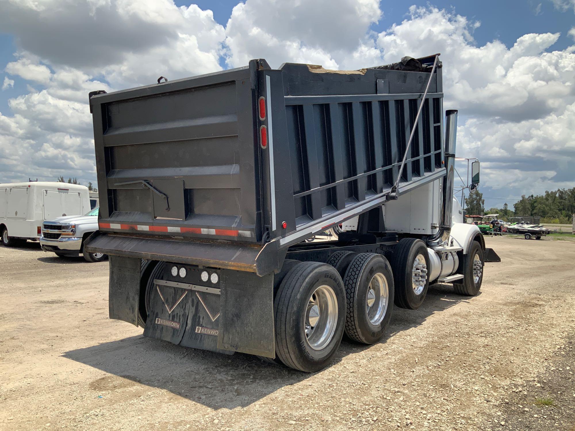 2004 Kenworth T800 Tri-Axle Dump Truck