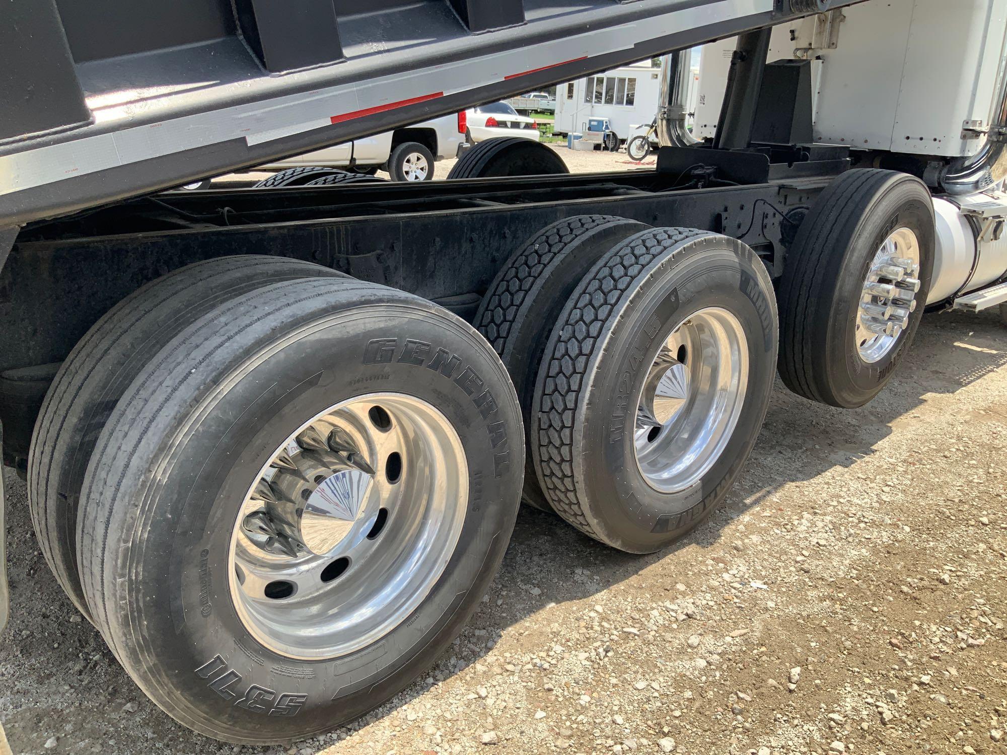 2004 Kenworth T800 Tri-Axle Dump Truck