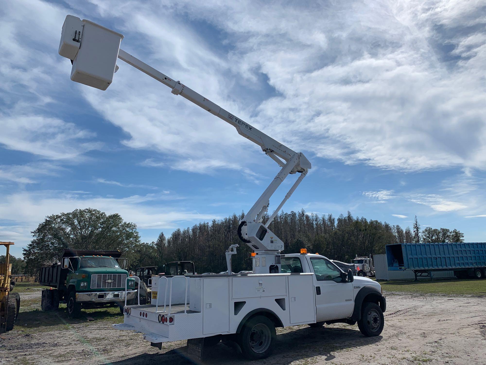 2006 Ford F-550 4x4 43ft Over Center Bucket Truck