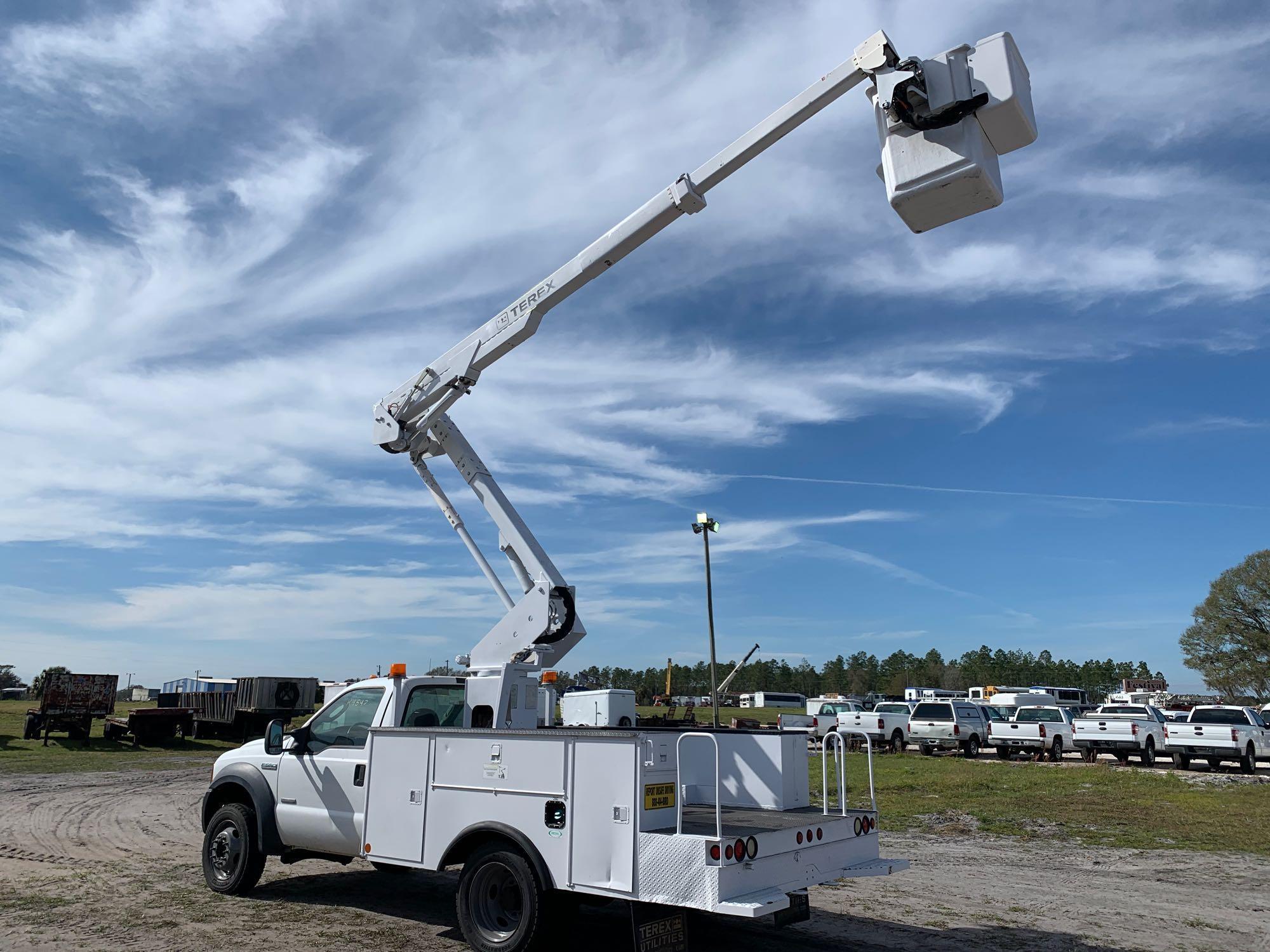 2006 Ford F-550 4x4 43ft Over Center Bucket Truck