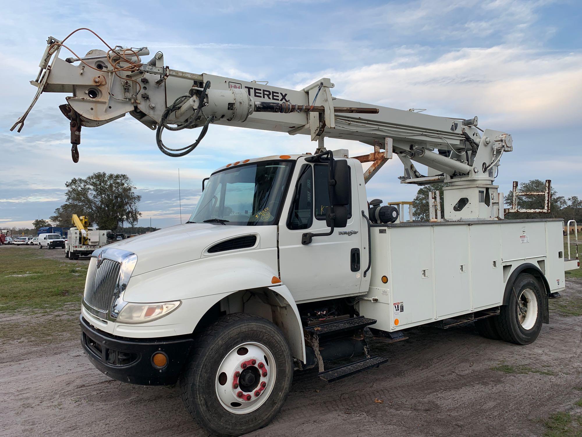 2011 International DuraStar 4400 Digger Derrick Truck