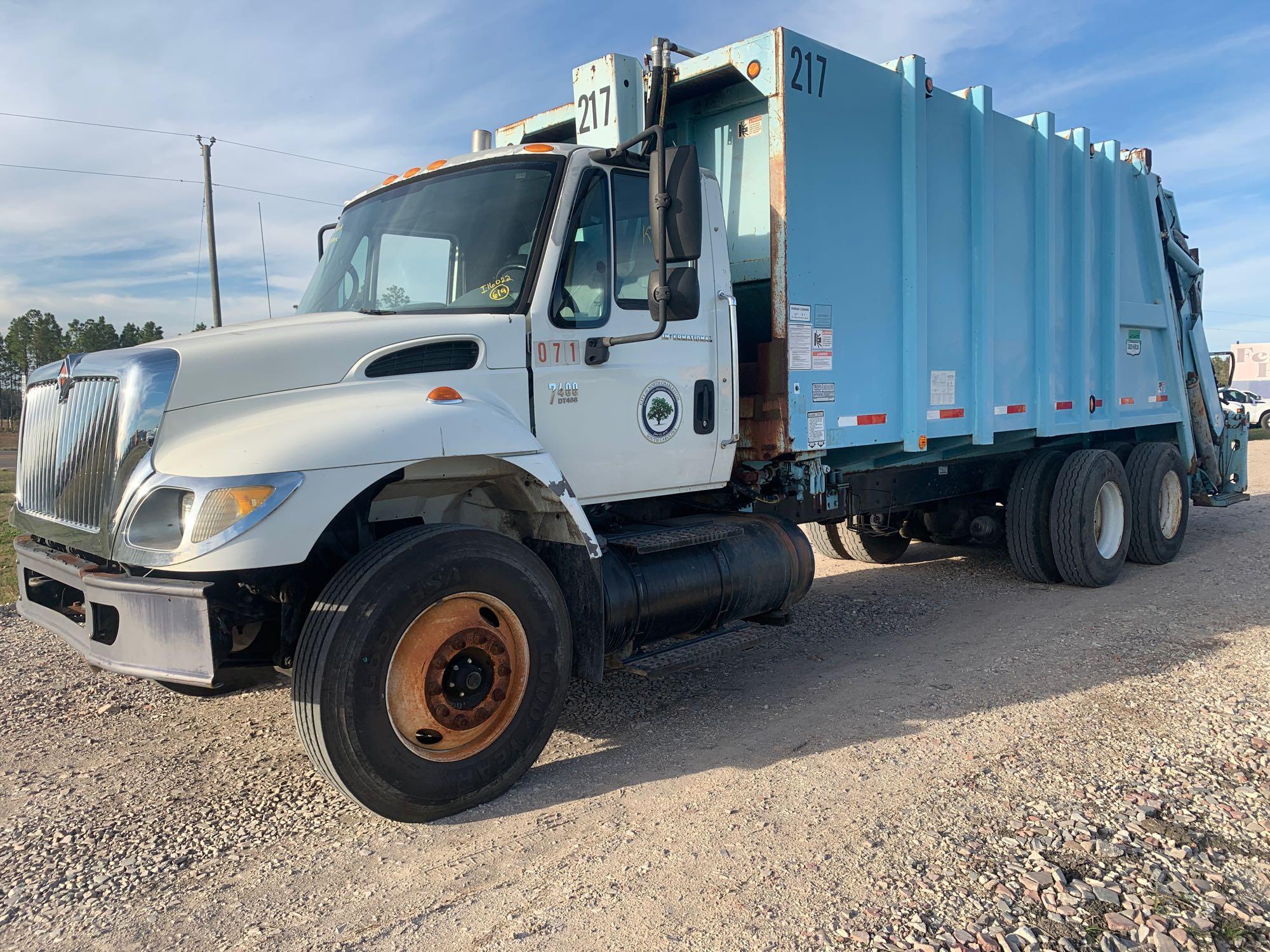 2007 International 7400 T/A Rear Packer Garbage Truck