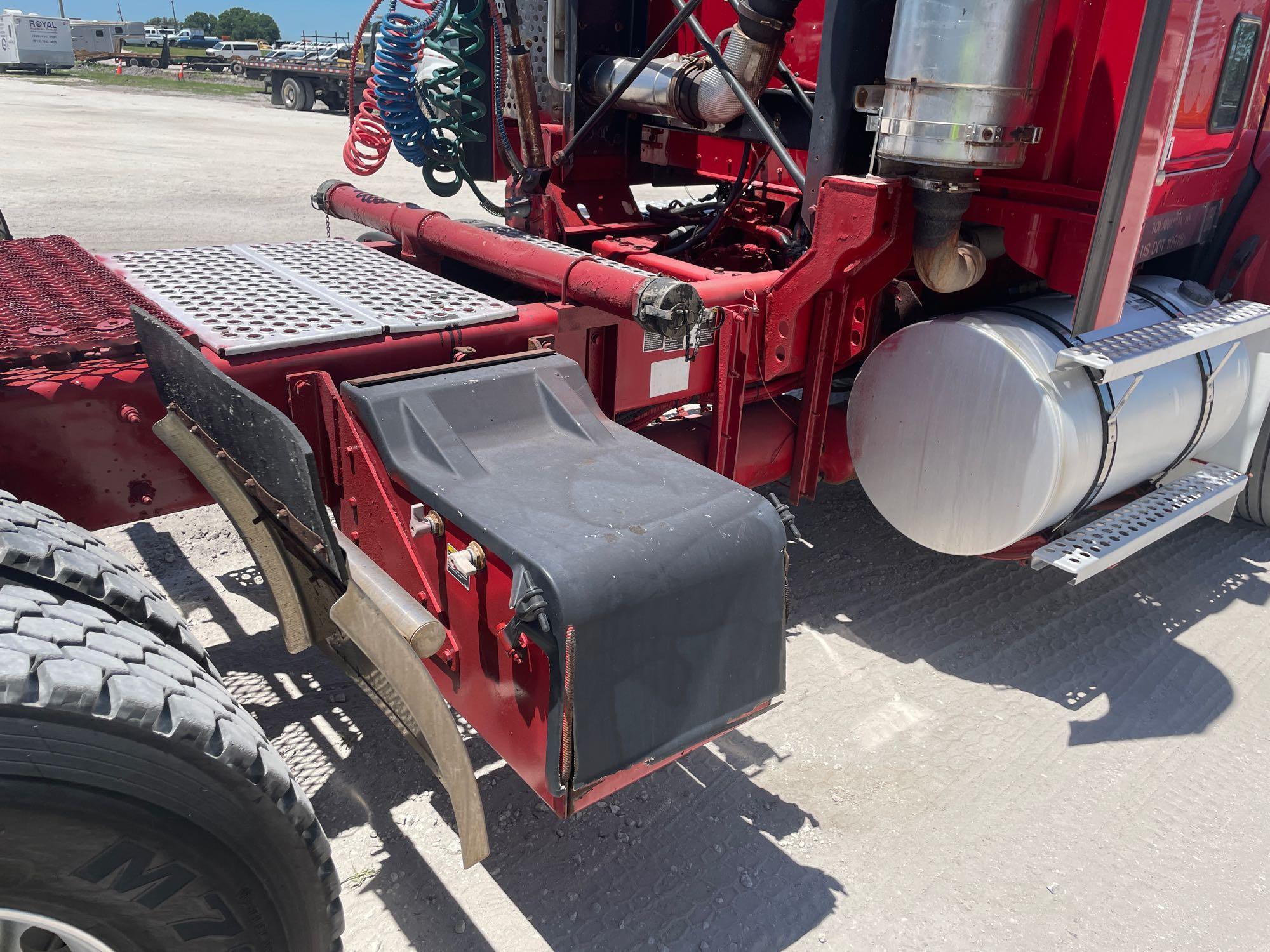 2011 Kenworth T800 Wet Line T/A Daycab Truck Tractor