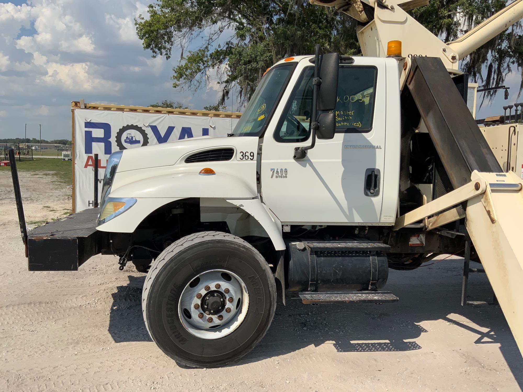 2003 International 7400 6x4 National 900A 26 Ton T/A Boom Truck