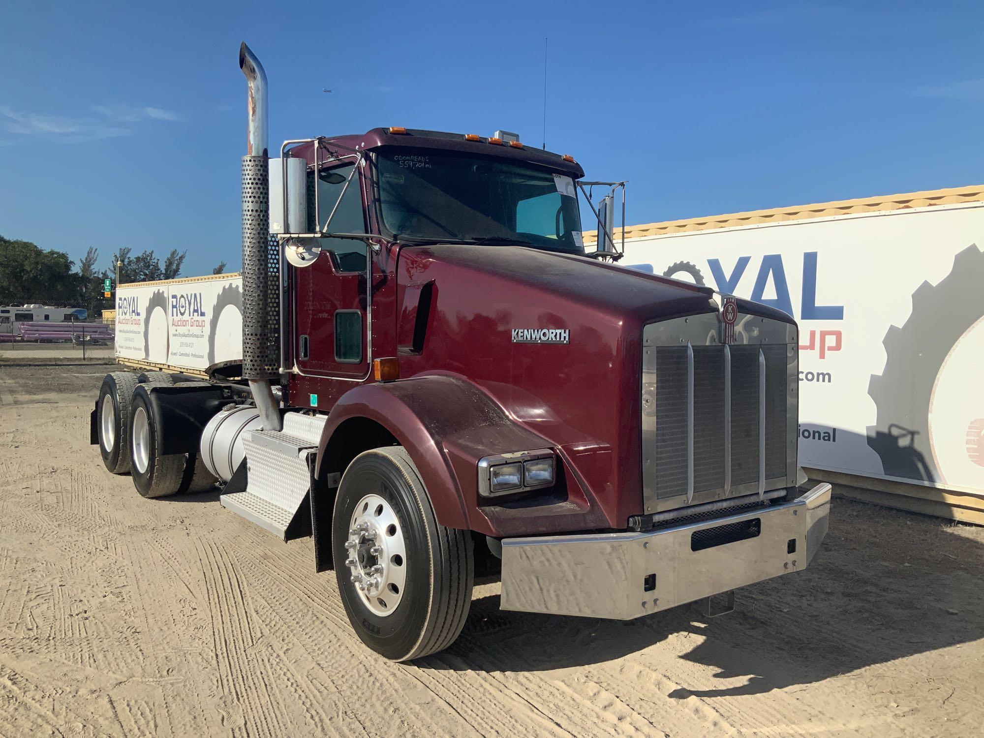 2015 Kenworth T800 Day Cab Truck