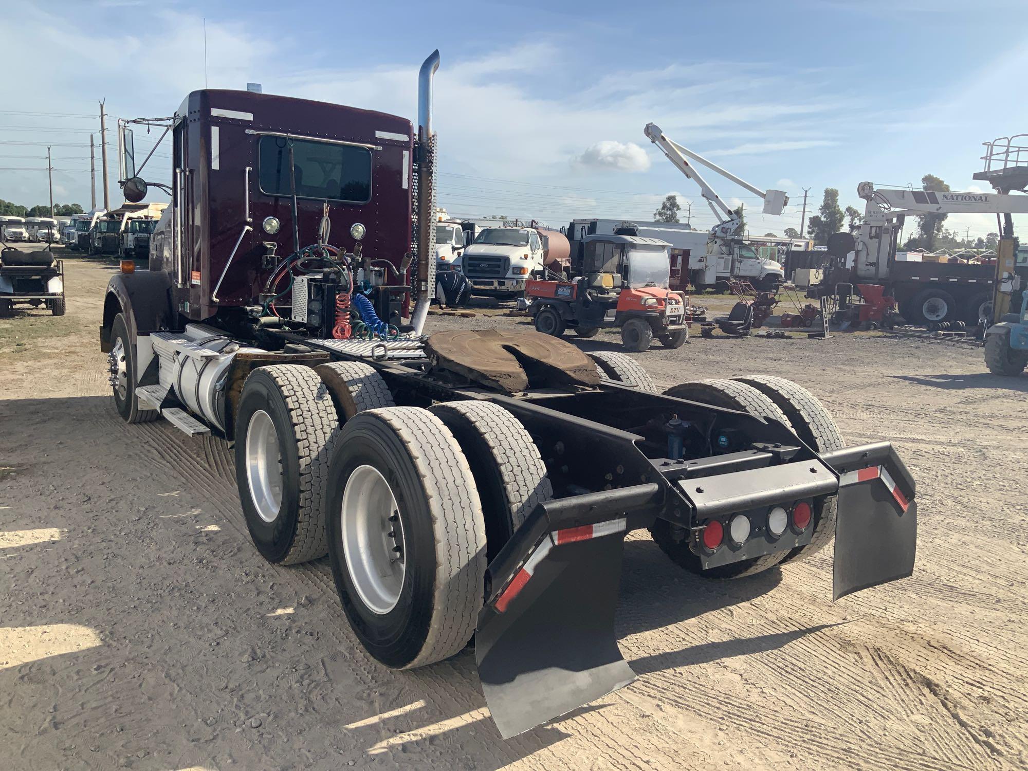 2015 Kenworth T800 Day Cab Truck