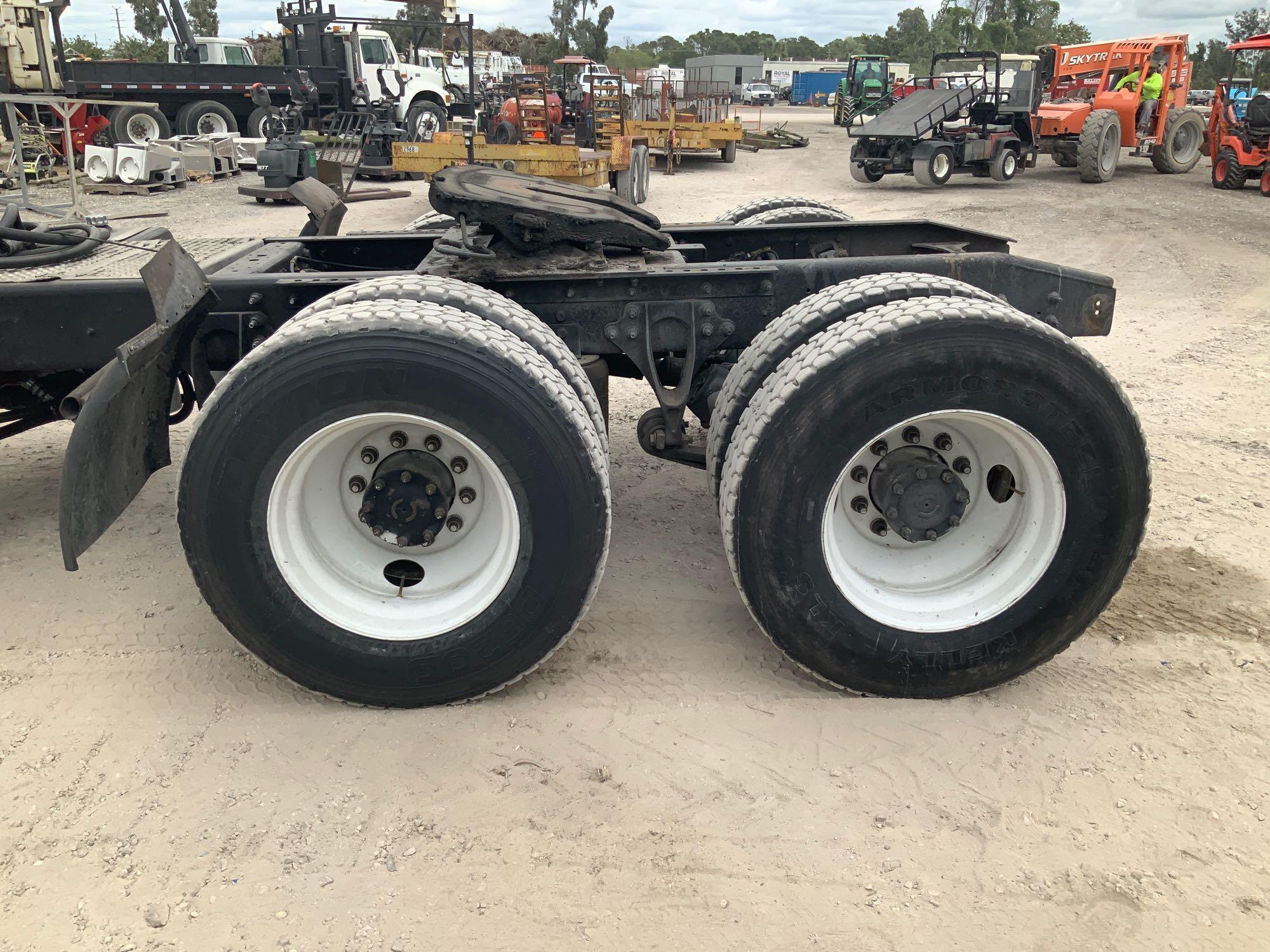 2014 International WorkStar 7600 Wet Line Day Cab