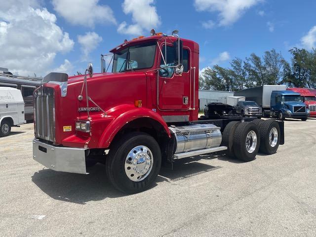 2000 Kenworth T800 Tandem Axle Truck Tractor