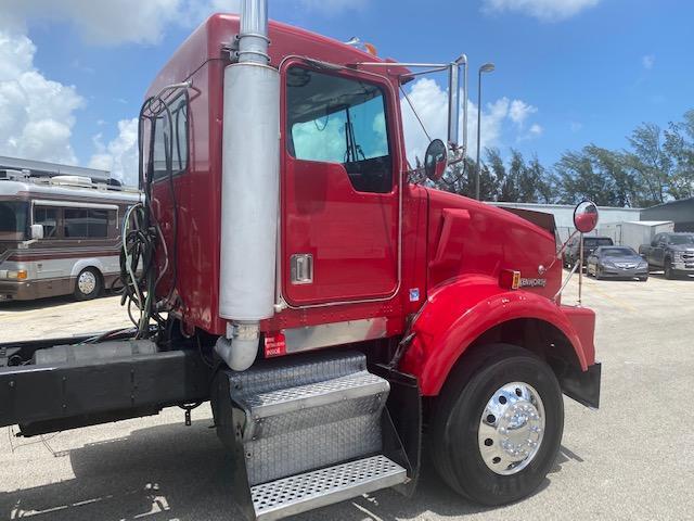 2000 Kenworth T800 Tandem Axle Truck Tractor