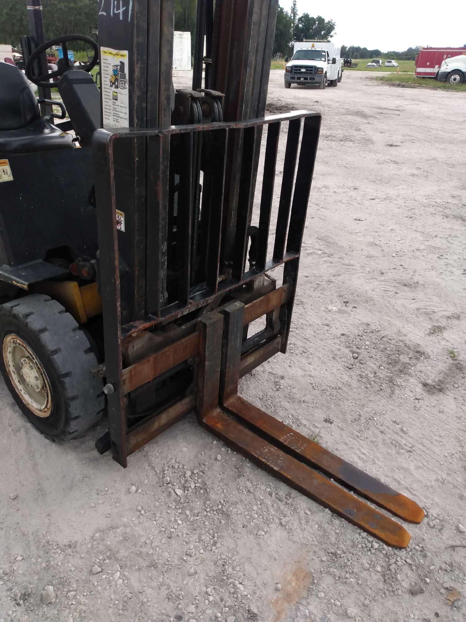 2004 Yale GDP 050 4,400LB Pneumatic Tire Forklift