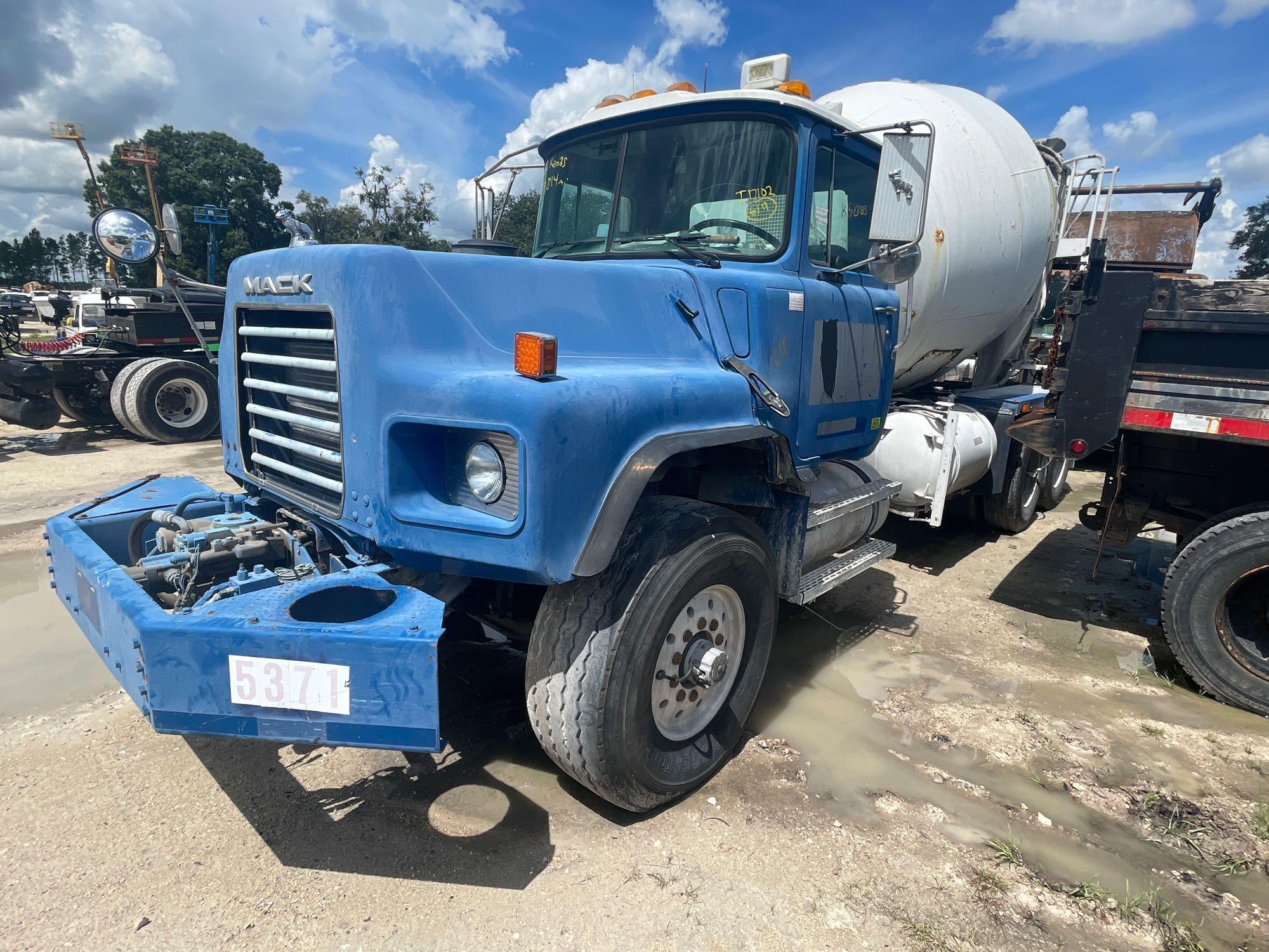 2005 Mack DM600 Rear Discharge T/A Mixing Truck