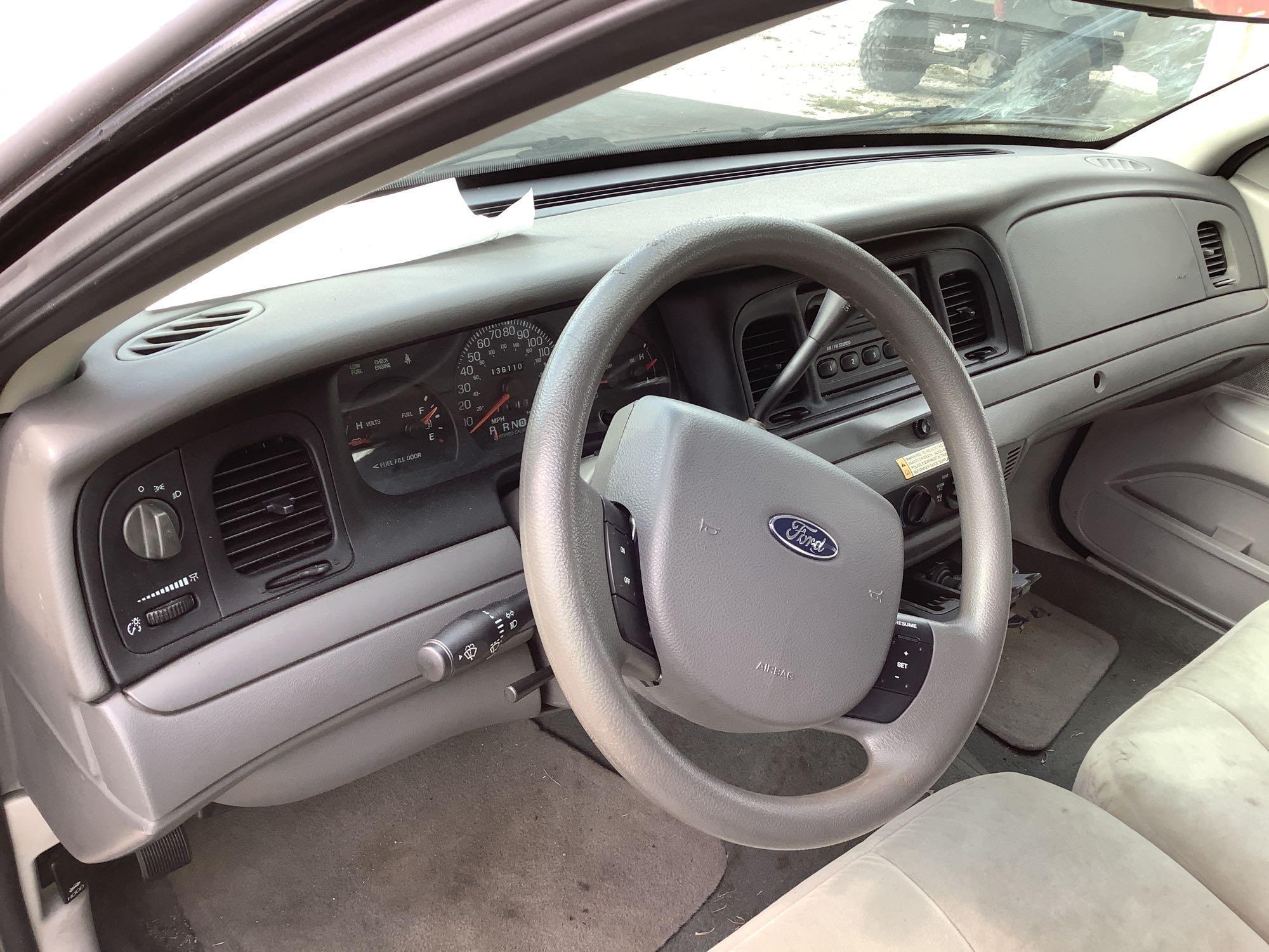 2005 Ford Crown Victoria 4-Door Police Cruiser