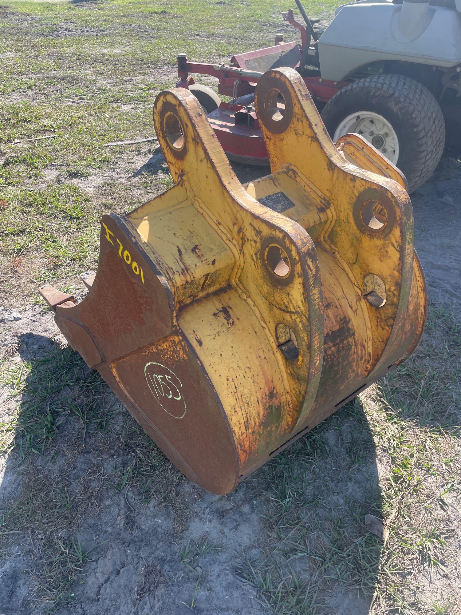 John Deere 24in Digging Bucket with Teeth