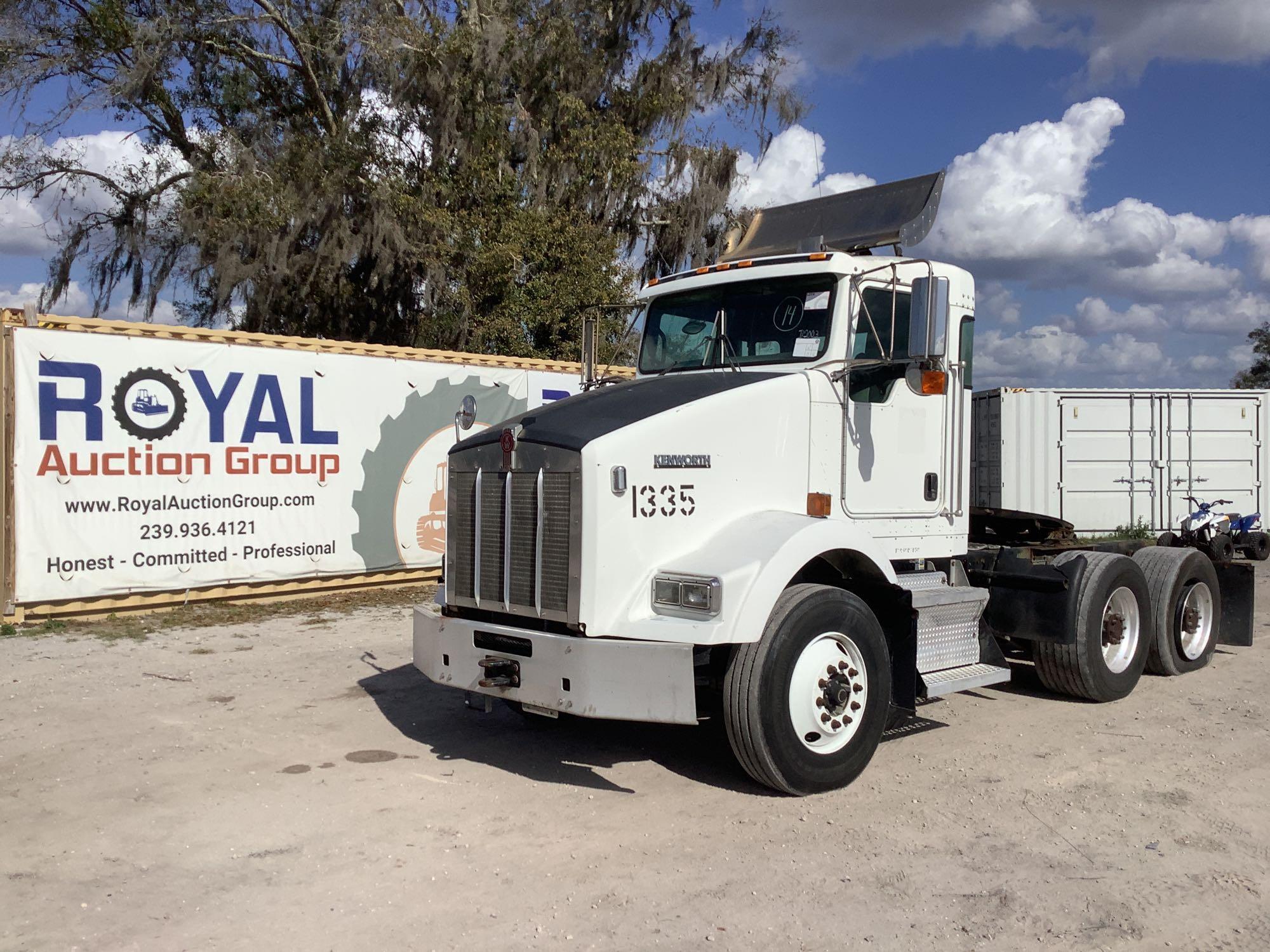 2007 Kenworth T800 T/A Day-Cab Semi Truck