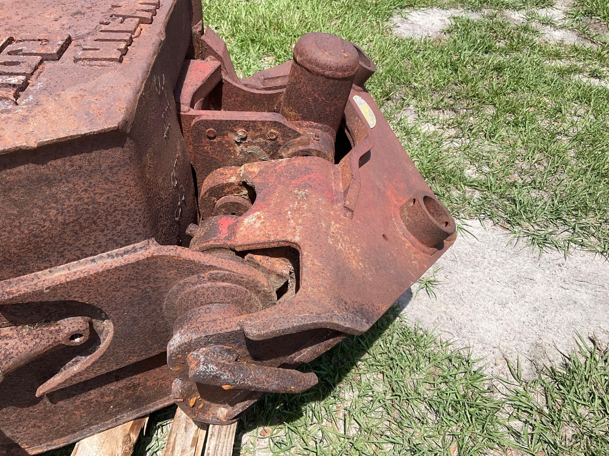 Wain Roy 23in Excavator Bucket with Swinger Coupler