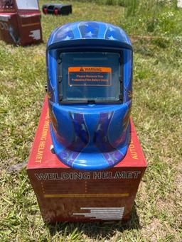 Auto darkening welding helmet