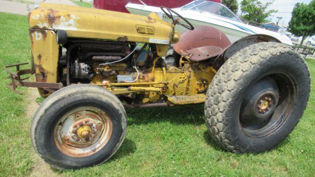 Ford Select-O-Speed tractor. Note: Runs and drives. Please view all photos