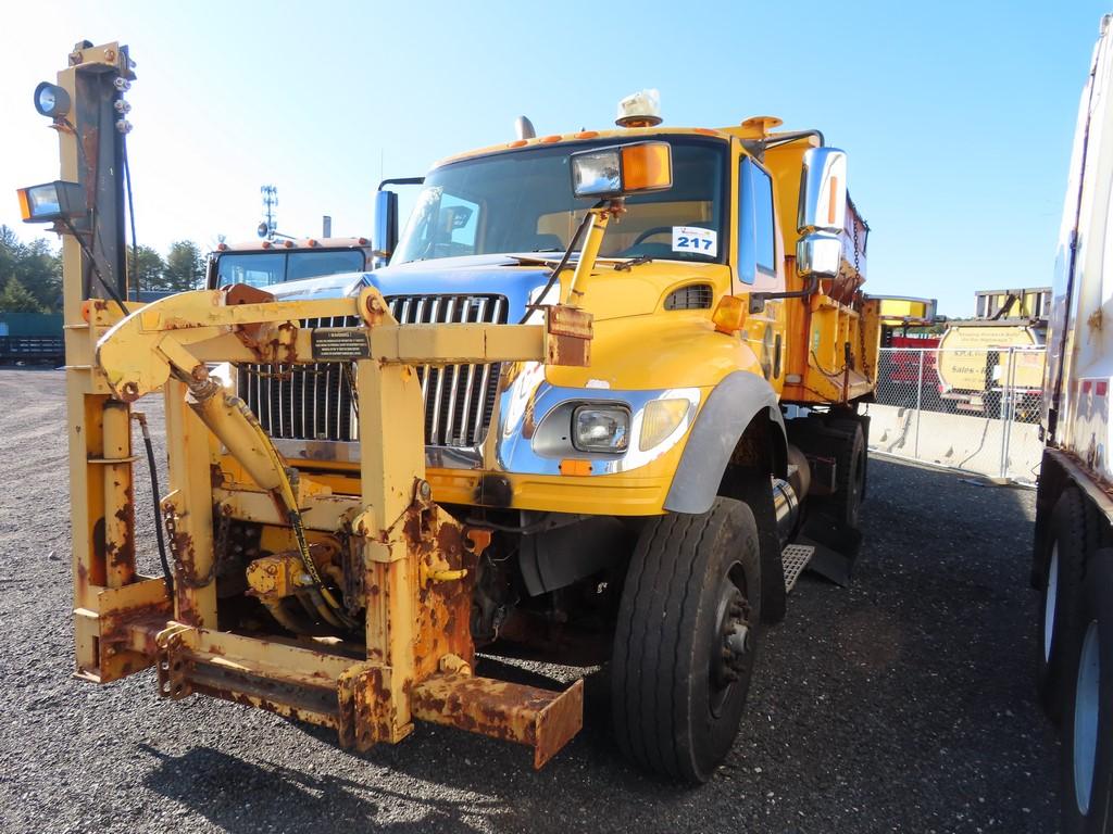 2005 International 7600 Single Axle Dump w/ Salt Spreader