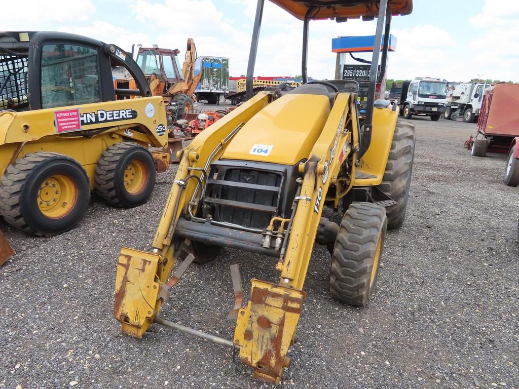 John Deere 110 4x4 Tractor w/ Front Loader Attatchment