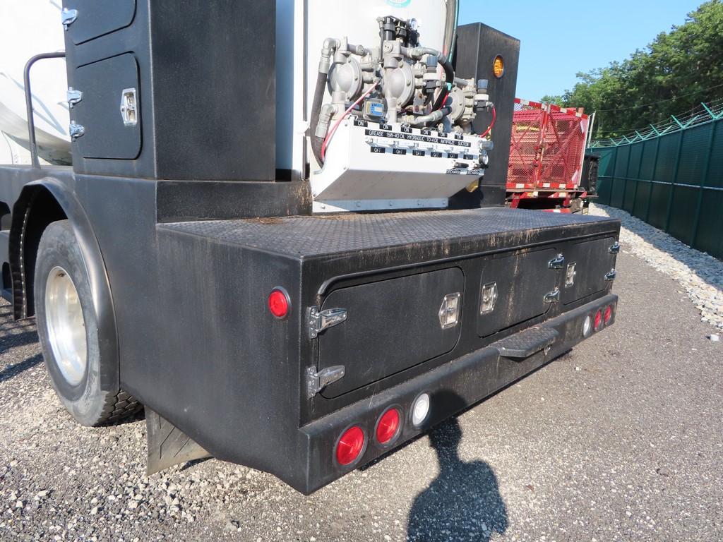 2007 Freightliner Businesses Class m2 Lube/Service Truck