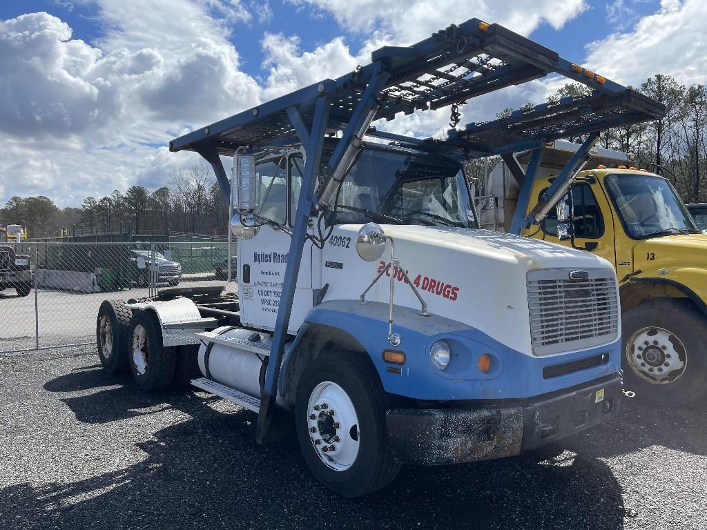 (NO RESERVE) 2000 Freightliner FL112 Tandem Day Cab