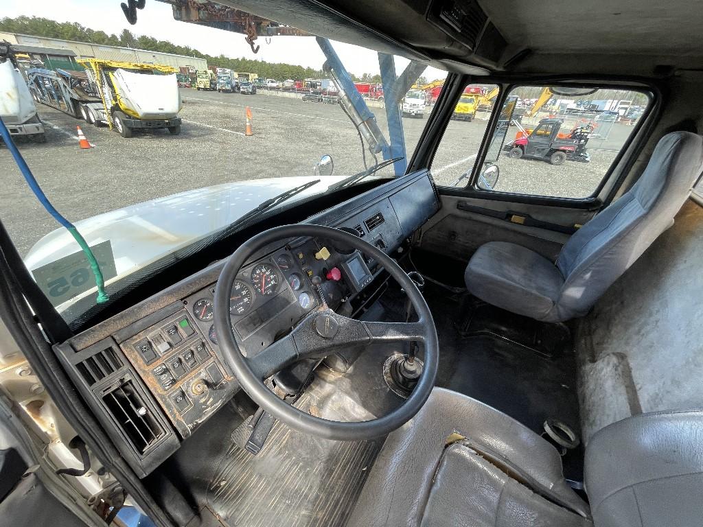(NO RESERVE) 2000 Freightliner FL112 Tandem Day Cab