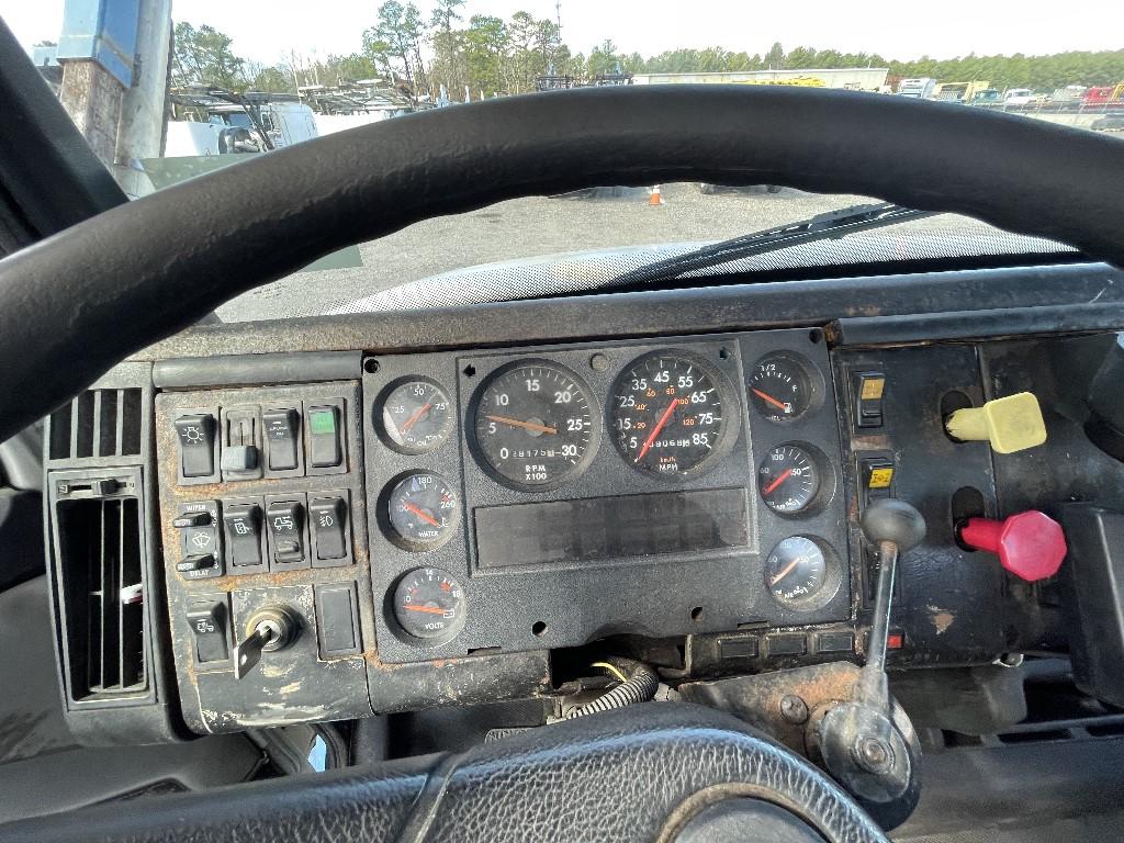 (NO RESERVE) 2000 Freightliner FL112 Tandem Day Cab