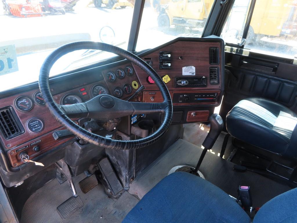 1999 Freightliner Day Cab with 1979 Rogers Low Boy