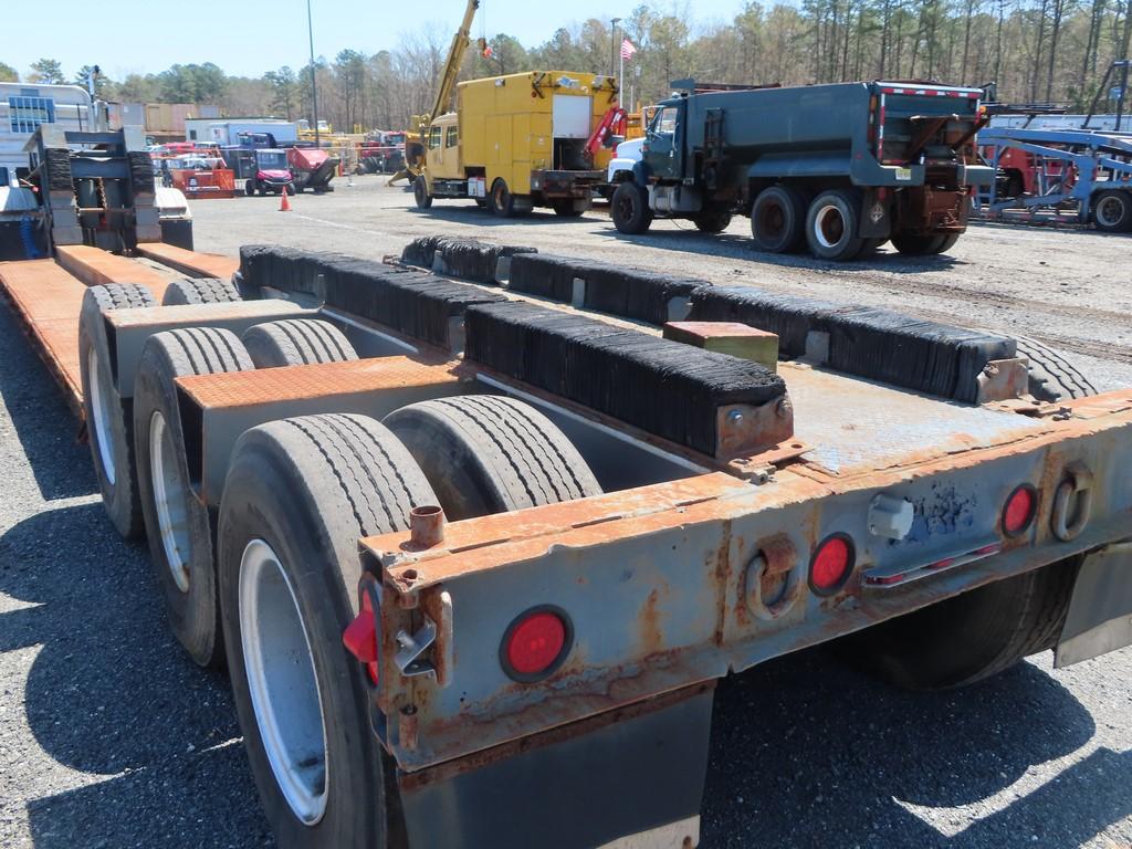 1999 Freightliner Day Cab with 1979 Rogers Low Boy