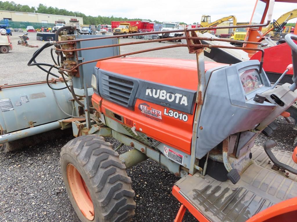 Kubota L3010 Tractor w/ Sweepster Attachment