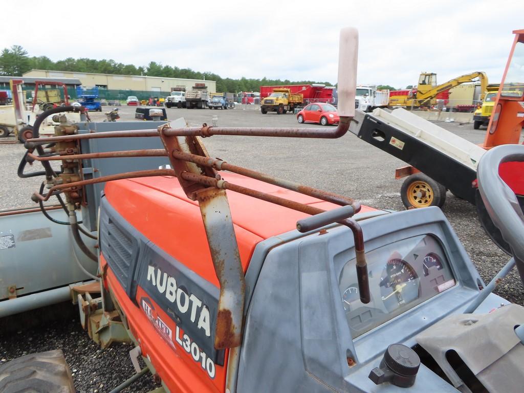 Kubota L3010 Tractor w/ Sweepster Attachment