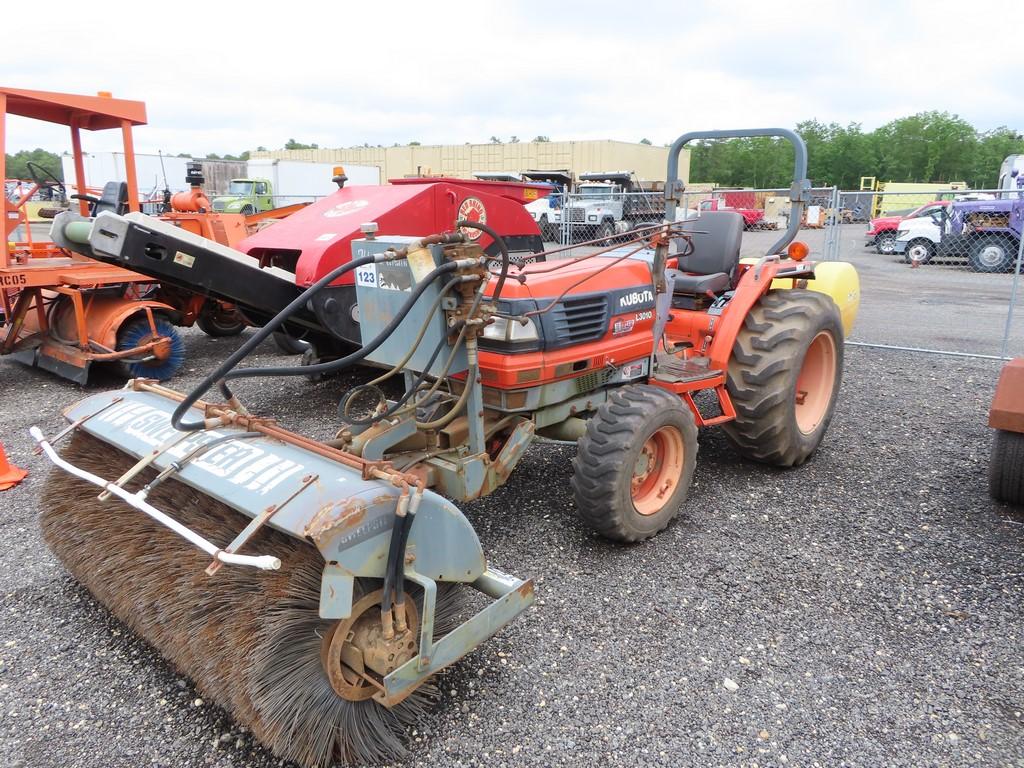 Kubota L3010 Tractor w/ Sweepster Attachment