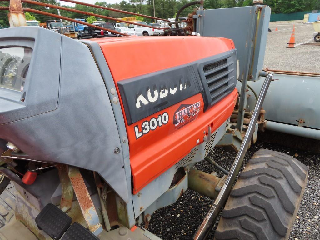 Kubota L3010 Tractor w/ Sweepster Attachment