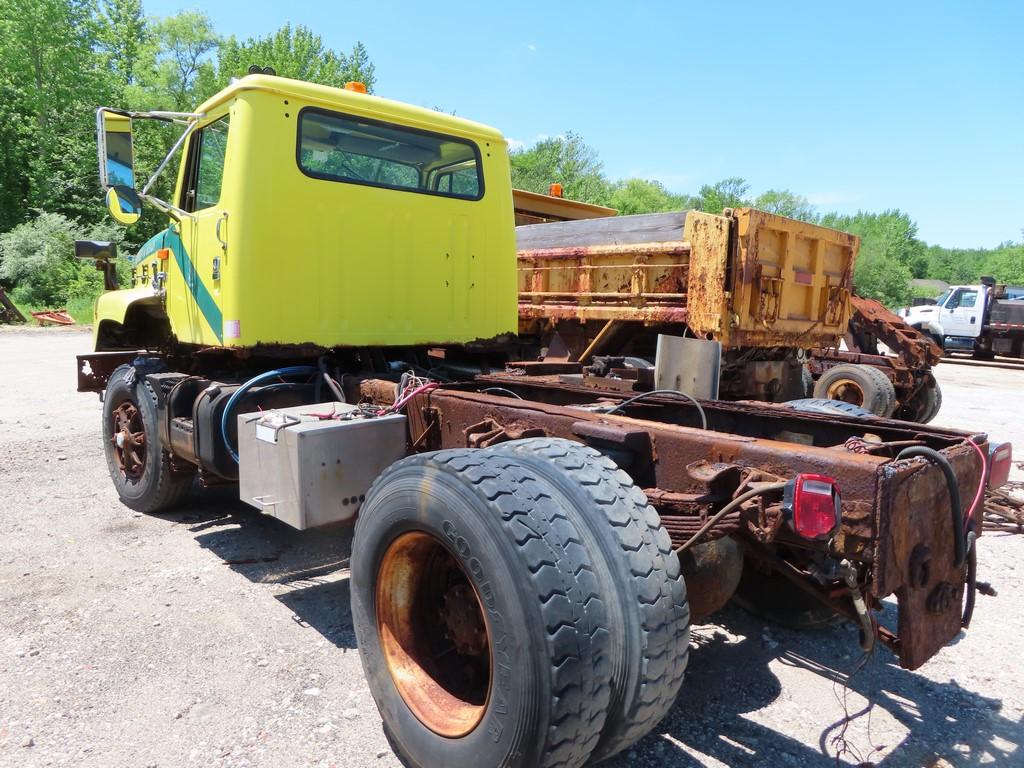 1999 International 2654 4x2 Cab and Chassis