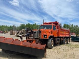 2000 International Tandem Dump w/plow