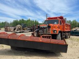 2000 International Tandem Dump w/plow