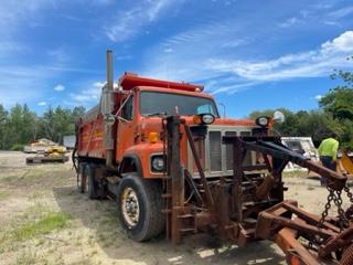 2000 International Tandem Dump w/plow