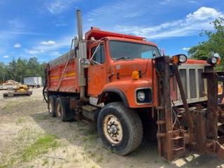 2000 International Tandem Dump w/plow