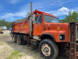 2000 International Tandem Dump w/plow