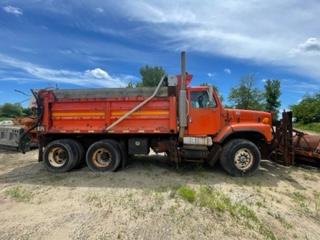 2000 International Tandem Dump w/plow