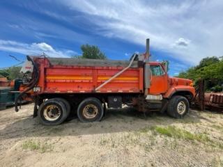 2000 International Tandem Dump w/plow