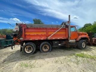 2000 International Tandem Dump w/plow