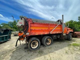 2000 International Tandem Dump w/plow