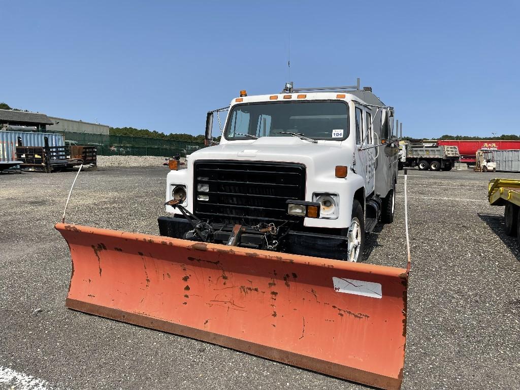 1986 International S1600 Crew Cab Service Truck w/ Plow