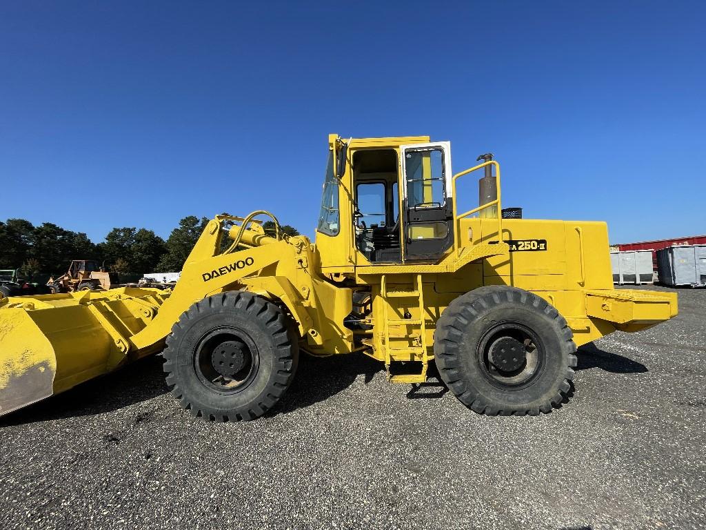 Daewoo MEGA 250-3 Wheel Loader