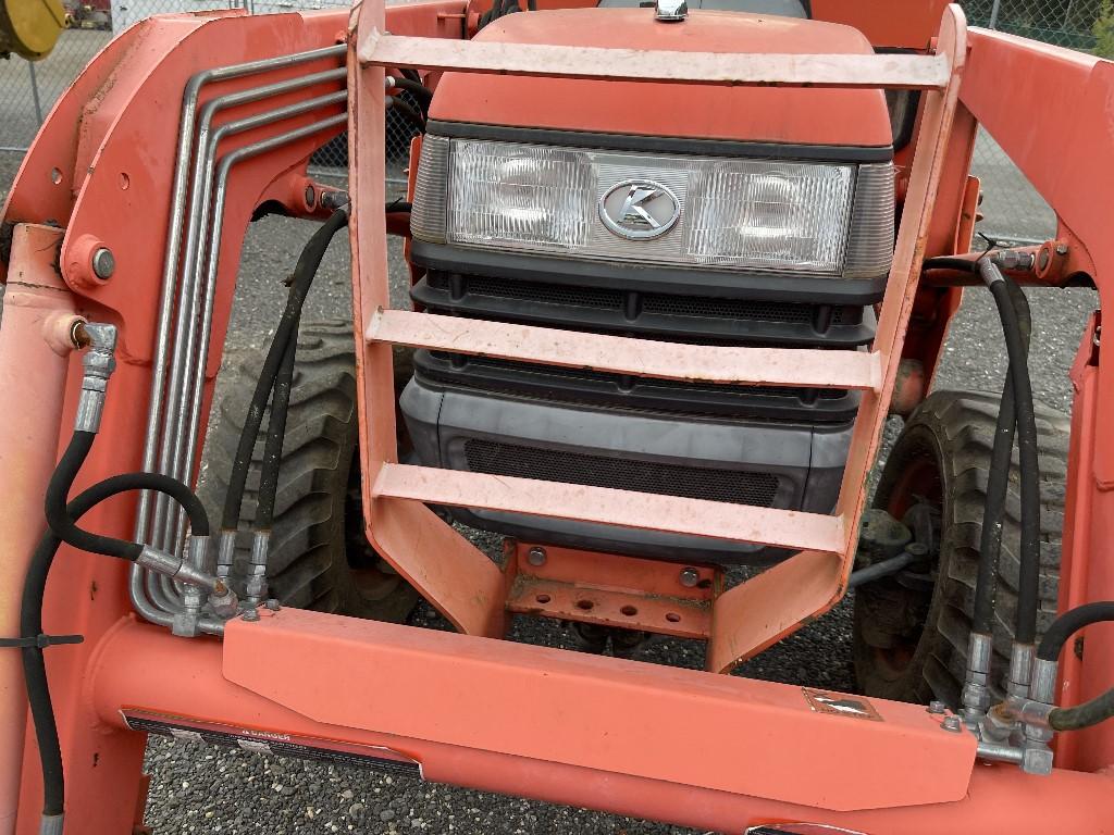 Kubota L3700SU Tractor w/ Front Loader Attachment