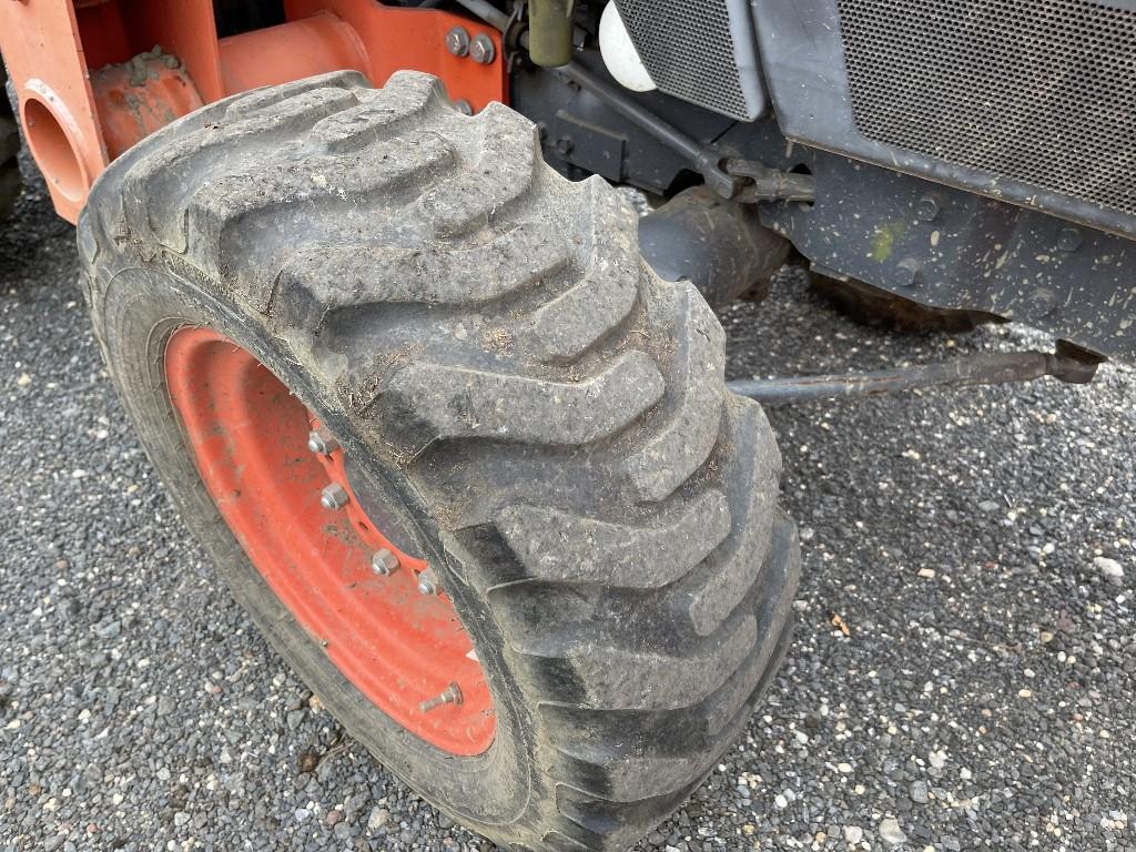 Kubota L3700SU Tractor w/ Front Loader Attachment