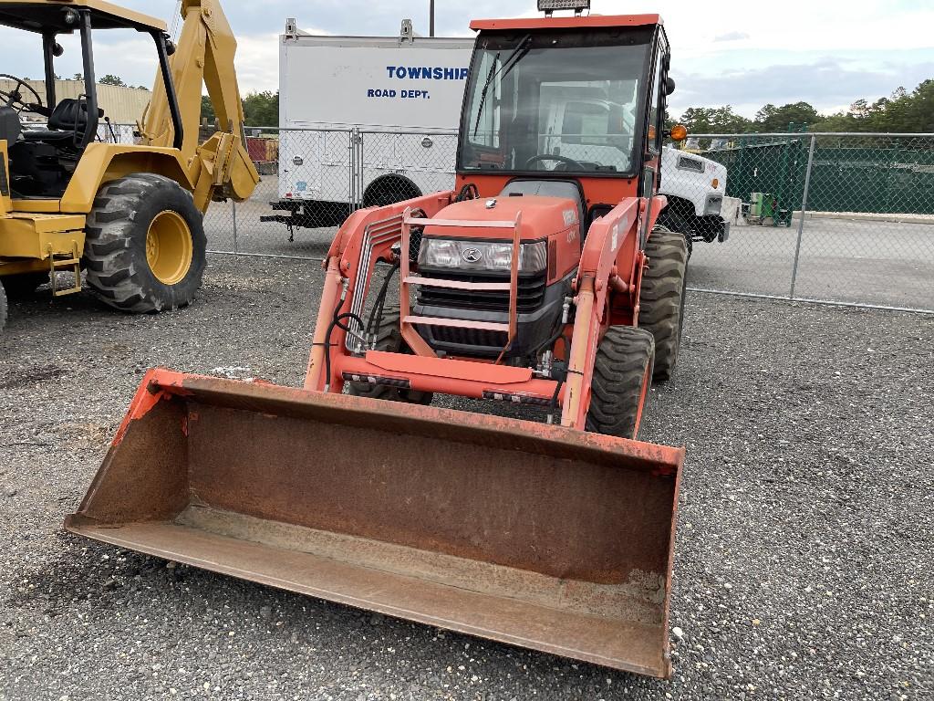 Kubota L3700SU Tractor w/ Front Loader Attachment