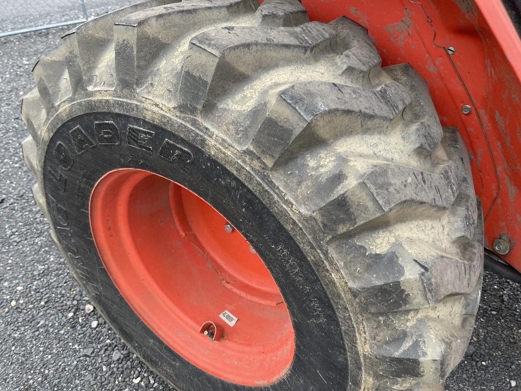 Kubota L3700SU Tractor w/ Front Loader Attachment